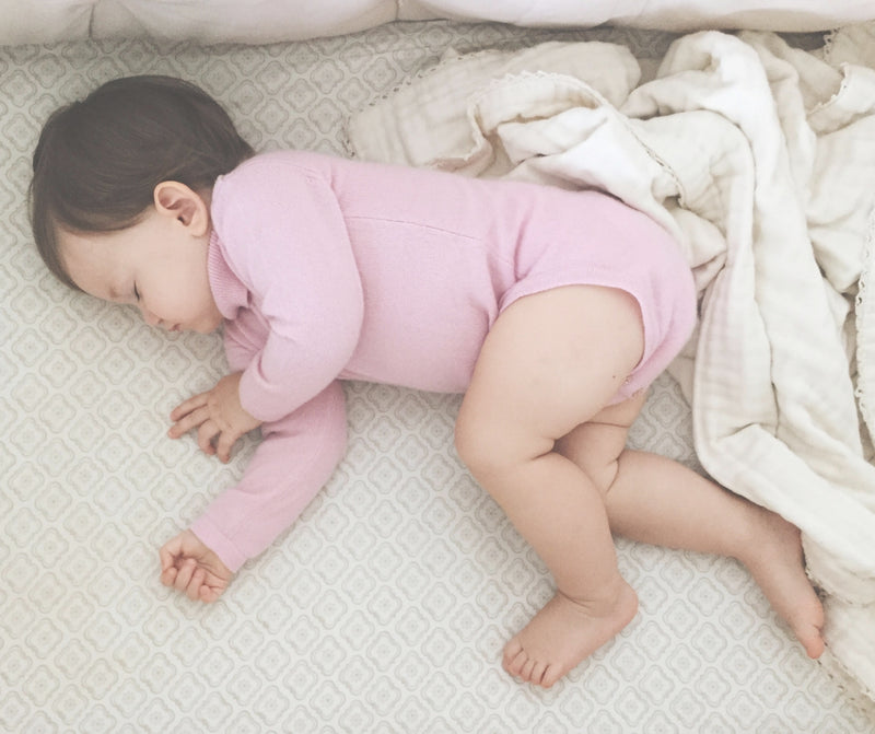 Sleeping baby, cashmere promotes sleep for babies, cashmere benefits, how to promote babies sleep